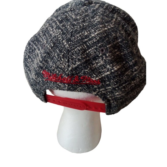 Men's Chicago Bulls Gray Nose Snapback Hat - Picture 6 of 16